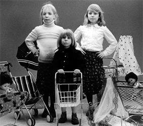 donne bambine dall'aria orgogliosa, agli inizi degli anni settanta con i loro giocattoli, mini carelli della spesa, carrozzine, bambole.